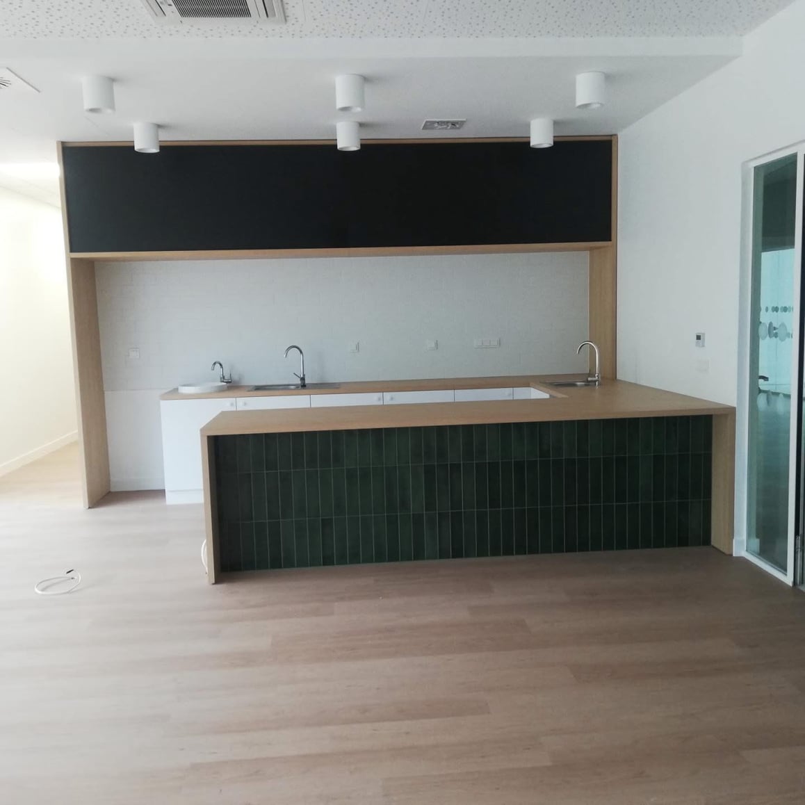 Usługi montażu mebli i stolarskie